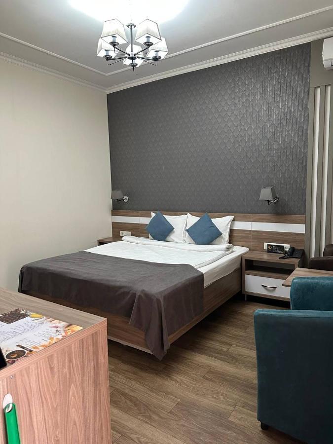 Gоlden Dragon Villa Hotel บิชเคก ภายนอก รูปภาพ